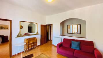 Penthouse Panoramic - flera sängar - luftkonditionering - havsutsikt | Vardagsrum | 32-tums LED-tv med kabelkanaler