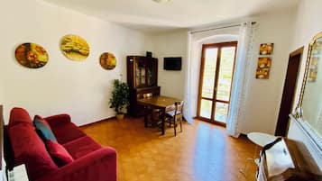 Panoramic-Penthouse, Mehrere Betten, Klimaanlage, Meerblick | Wohnbereich | 32-Zoll-LED-Fernseher mit Kabelempfang