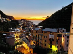 In-room safe, individually decorated, individually furnished, desk - The Manarola Sea View (Manarola)