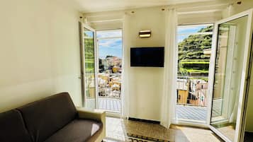 Panoramic Penthouse, Multiple Beds, Balcony, Ocean View | Living area | 32-inch LED TV with cable channels