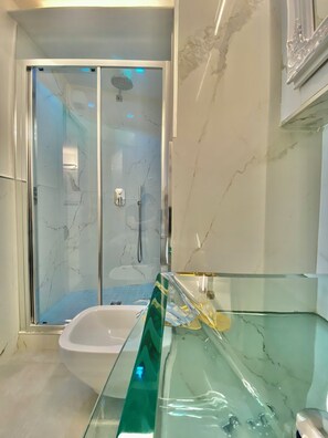 Habitación doble estándar, 1 cama Queen size, para no fumadores, aire acondicionado | Baño | Regadera, secadora de cabello, toallas, jabón 