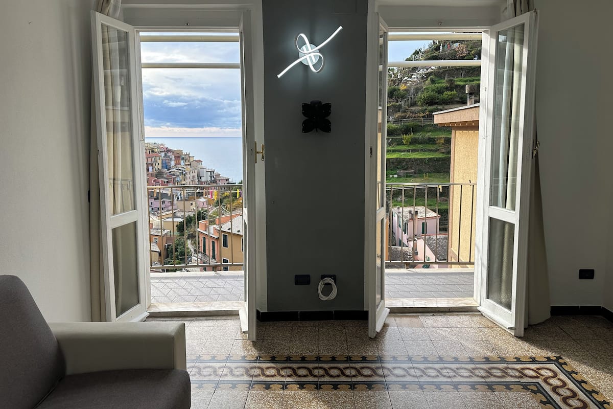 Panoramic Suite, Multiple Beds, Balcony, Sea View | Living area | 32-inch LED TV with cable channels