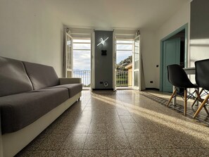 Panoramic Suite, Multiple Beds, Balcony, Sea View | Living area | 32-inch LED TV with cable channels - The Manarola Sea View (Manarola)