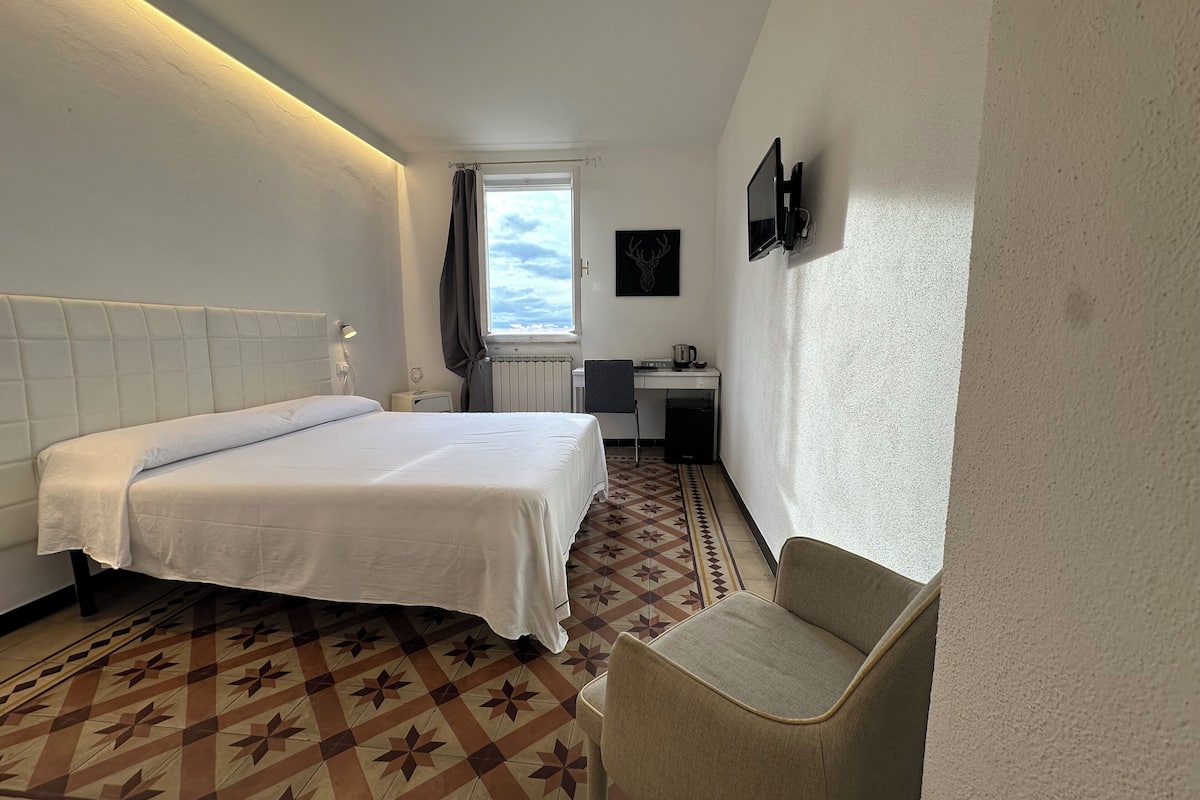 Deluxe Double Room, 1 Queen Bed, Air conditioning, Sea View | In-room safe, individually decorated, individually furnished, desk