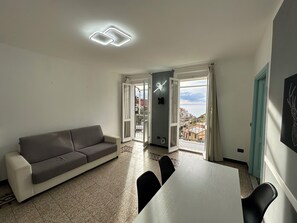 Panoramic Suite, Multiple Beds, Balcony, Sea View | Living area | 32-inch LED TV with cable channels - The Manarola Sea View (Manarola)