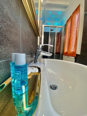 Superior Double Room, Air conditioning, Vineyard View | Bathroom | Shower, rainfall showerhead, free toiletries, hair dryer - The Manarola Sea View (Manarola)