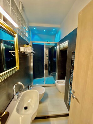 Shower, rainfall showerhead, free toiletries, hair dryer - The Manarola Sea View (Manarola)