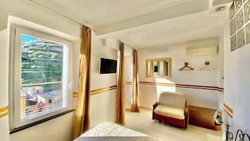 Habitación superior, varias camas, Aire acondicionado, vistas al mar | Caja fuerte, mobiliario individual, escritorio