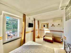 In-room safe, individually furnished, desk, laptop workspace - The Manarola Sea View (Manarola)