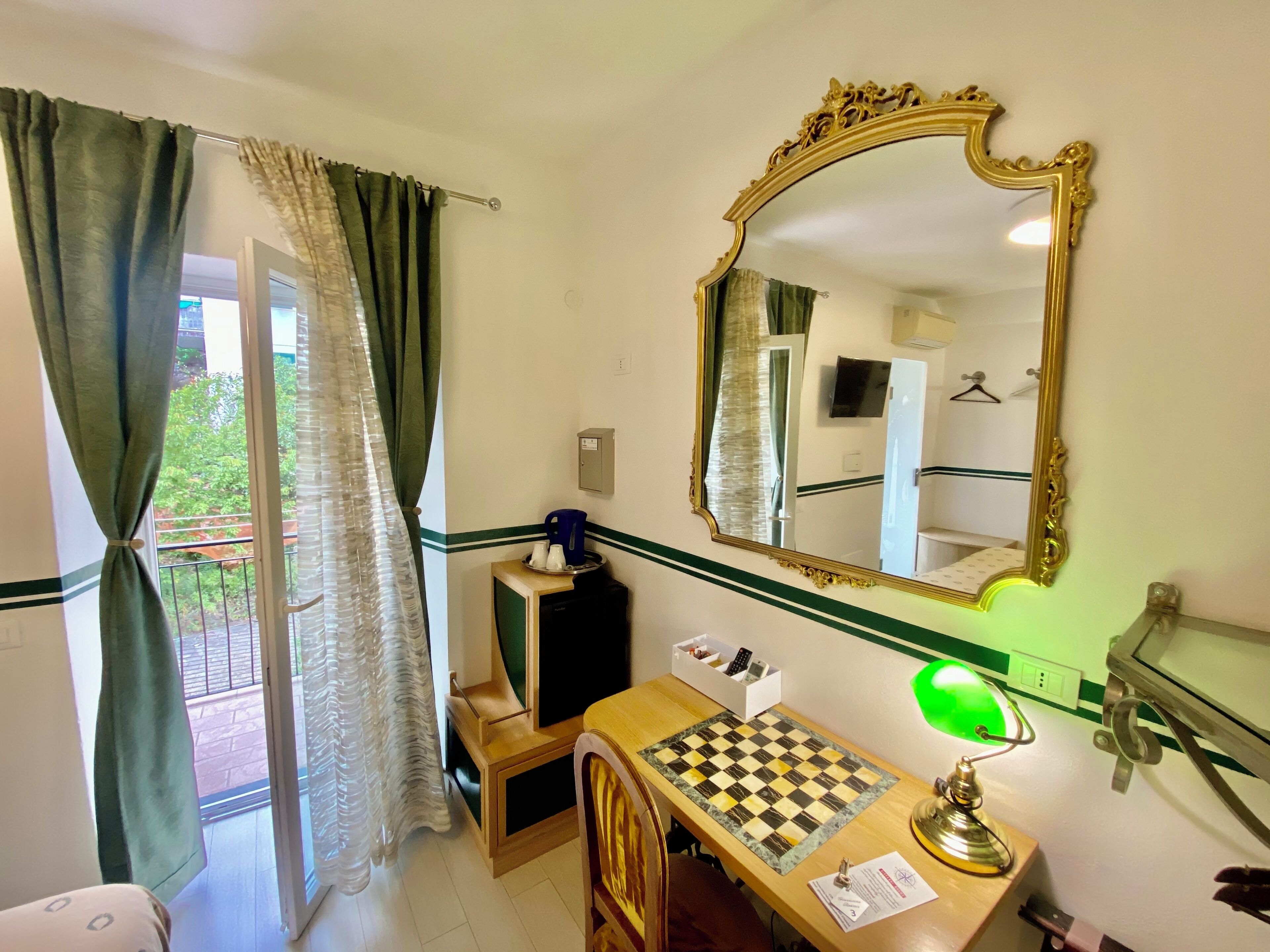 Caja de seguridad en la habitación y decoración personalizada 