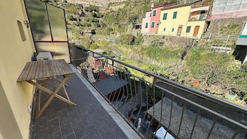 Doppia Deluxe, 1 letto queen, aria condizionata, vista mare | Terrazza/patio