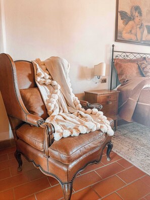 4 bedrooms, desk, iron/ironing board, WiFi - Tuscan Apartment Villa with Pool, BBQ & Vineyard Views - Perfect for Families (Poggibonsi)