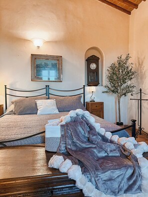 Desk, iron/ironing board, WiFi, bed sheets - Spacious Apartment Villa in Tuscan Vineyard Estate (Poggibonsi)
