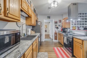 Private kitchen - Artsy & Homey—Groups Chill w/ Cart to Beach & Town (Ocean Springs)