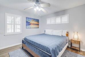 Tabla de planchar con plancha, internet y ropa de cama 