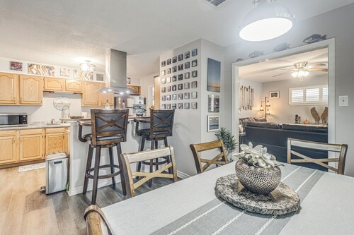 Free Golf Cart! Cruise to Beach & Town, Sleeps 6