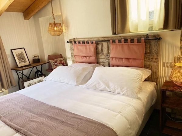 Superior Double Room, Courtyard View | In-room safe, blackout curtains, soundproofing, iron/ironing board - La Corte del Governo 565 (Lezzeno)