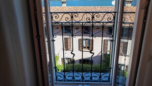 A balcony with a view of a lake and mountains. - La Corte del Governo 565 (Lezzeno)