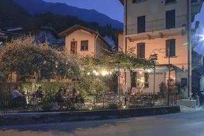 Outdoor dining - La Corte del Governo 565 (Lezzeno)