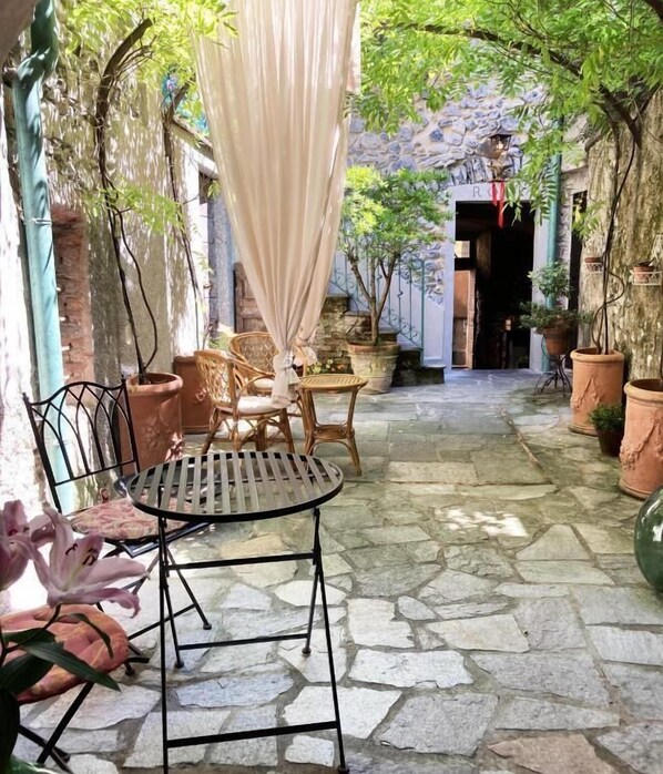 Outdoor dining - La Corte del Governo 565 (Lezzeno)