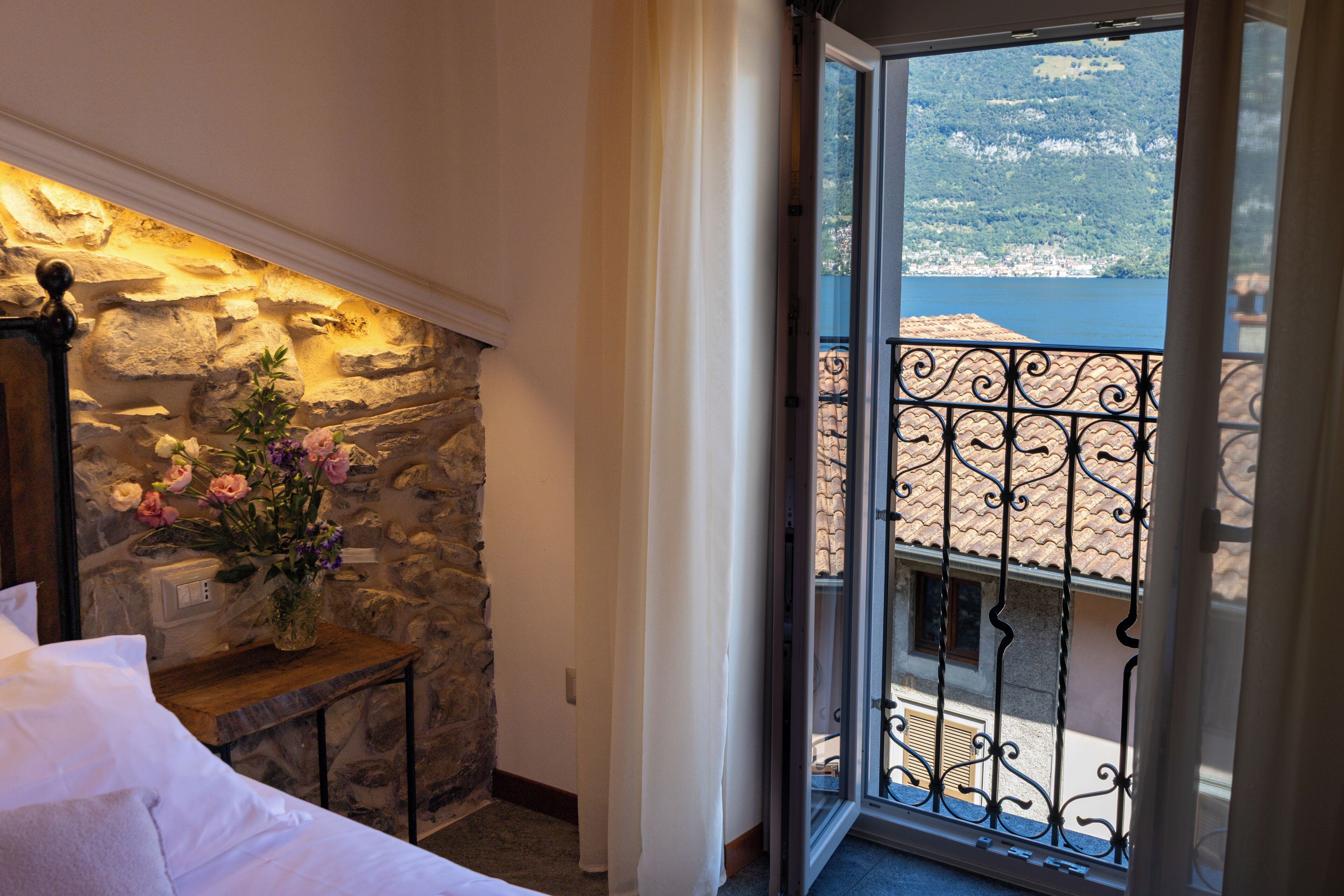 Dobbeltrom – junior, utsikt mot innsjø | Safe på rommet, blendingsgardiner, lydisolert og strykejern/-brett