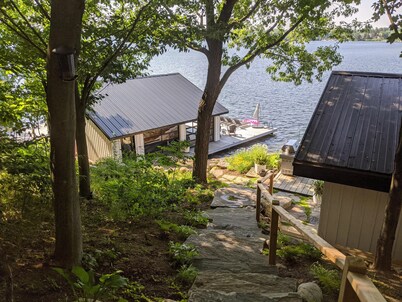 4 bed 2 bath cottage on Lake Joseph