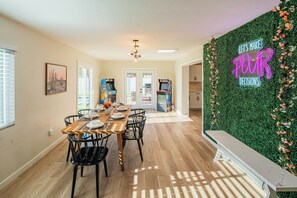 Dining - Old Town • Pool • Putting Green • Photo Wall •Beautiful Bedrooms • Peaceful Area (Scottsdale)