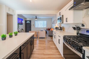 Private kitchen - Old Town • Pool • Putting Green • Photo Wall •Beautiful Bedrooms • Peaceful Area (Scottsdale)