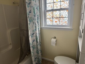 Hiustenkuivaaja, pyyhkeet, saippua, vessapaperi