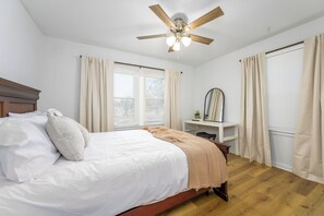 WiFi, bed sheets - Contemporary Cozy Bungalow, 3 Bedroom, 1 Bathroom in East Wichita. (Wichita)