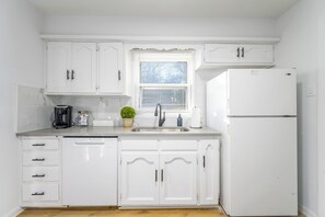 Private kitchen - Contemporary Cozy Bungalow, 3 Bedroom, 1 Bathroom in East Wichita. (Wichita)