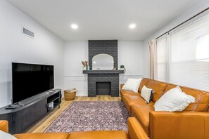 Living area - Contemporary Cozy Bungalow, 3 Bedroom, 1 Bathroom in East Wichita. (Wichita)