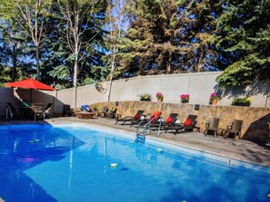 Pool - Spacious 3 Bedroom Suite, free parking, heated pool, hot tubs, fitness room. (Avon)