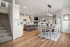 Dining - Cascade Retreat Near River | 3 Kings + Fireplace (Cascade)