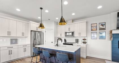 Cascade Retreat Near River | 3 Kings + Fireplace