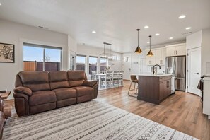 Smart TV, fireplace - Mountain Retreat wFireplace Near River LakeCascade (Cascade)