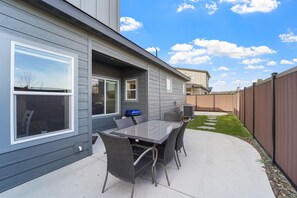 Outdoor dining - Mountain Home|River Access|Near Lake Cascade (Cascade)