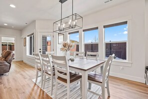 Dining - Cascade Retreat Near River | 3 Kings + Fireplace (Cascade)