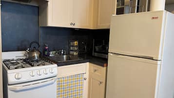 Kylskåp, mikrovågsugn och spishäll