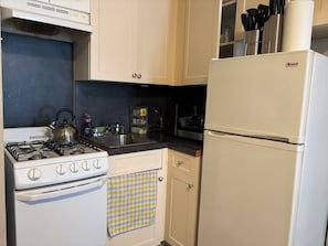 Jääkaappi, mikroaaltouuni, uuni, liesi