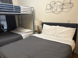 Een strijkplank/strijkijzer, reisbedje, gratis wifi