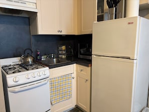 Frigorifero, microonde, forno, piano cottura