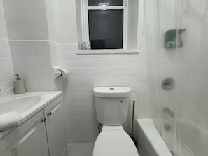 Hiustenkuivaaja, pyyhkeet, saippua, sampoo