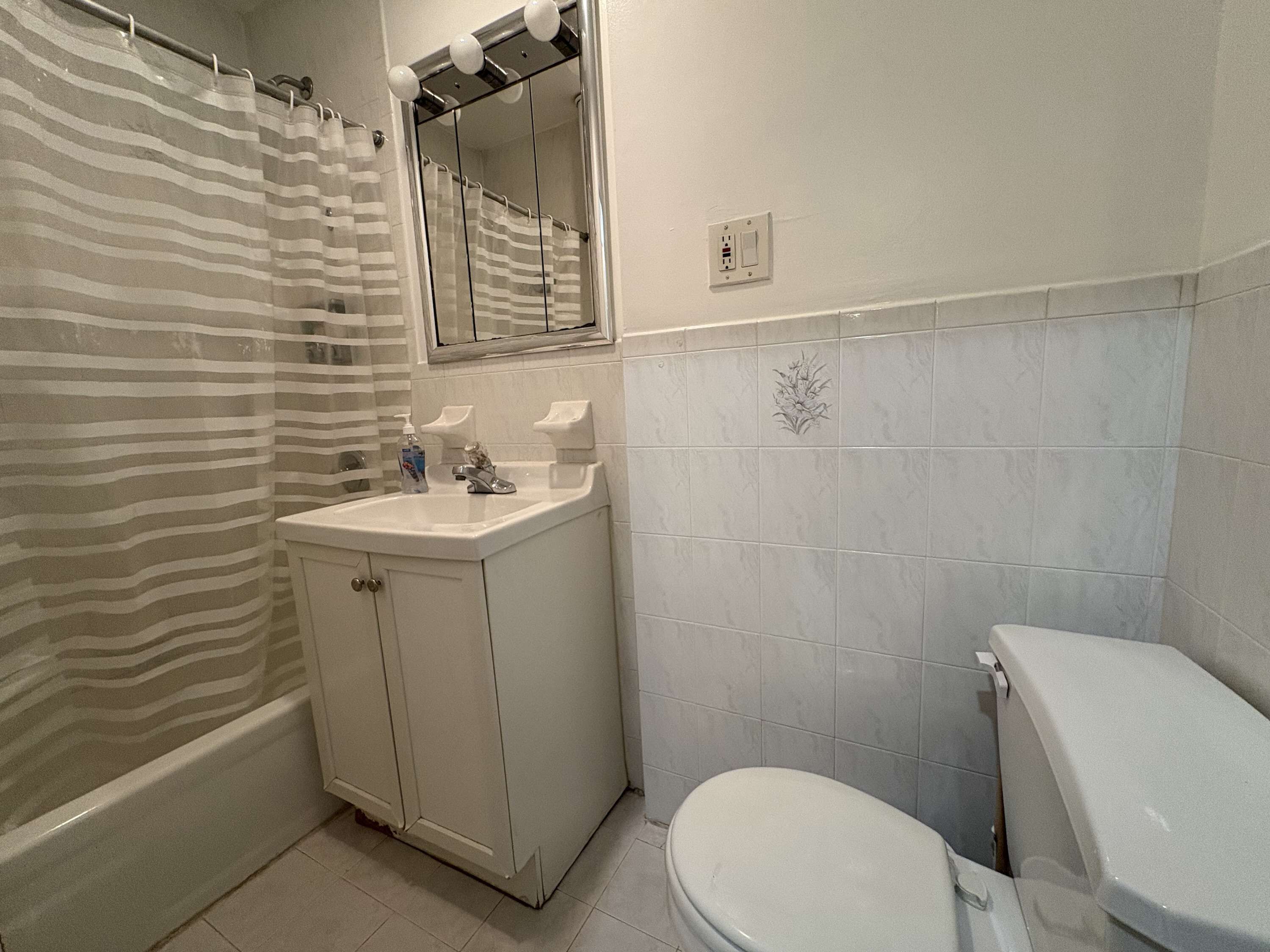 Haartrockner, Handtücher, Seife, Shampoo