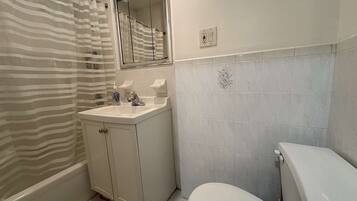 Haartrockner, Handtücher, Seife, Shampoo