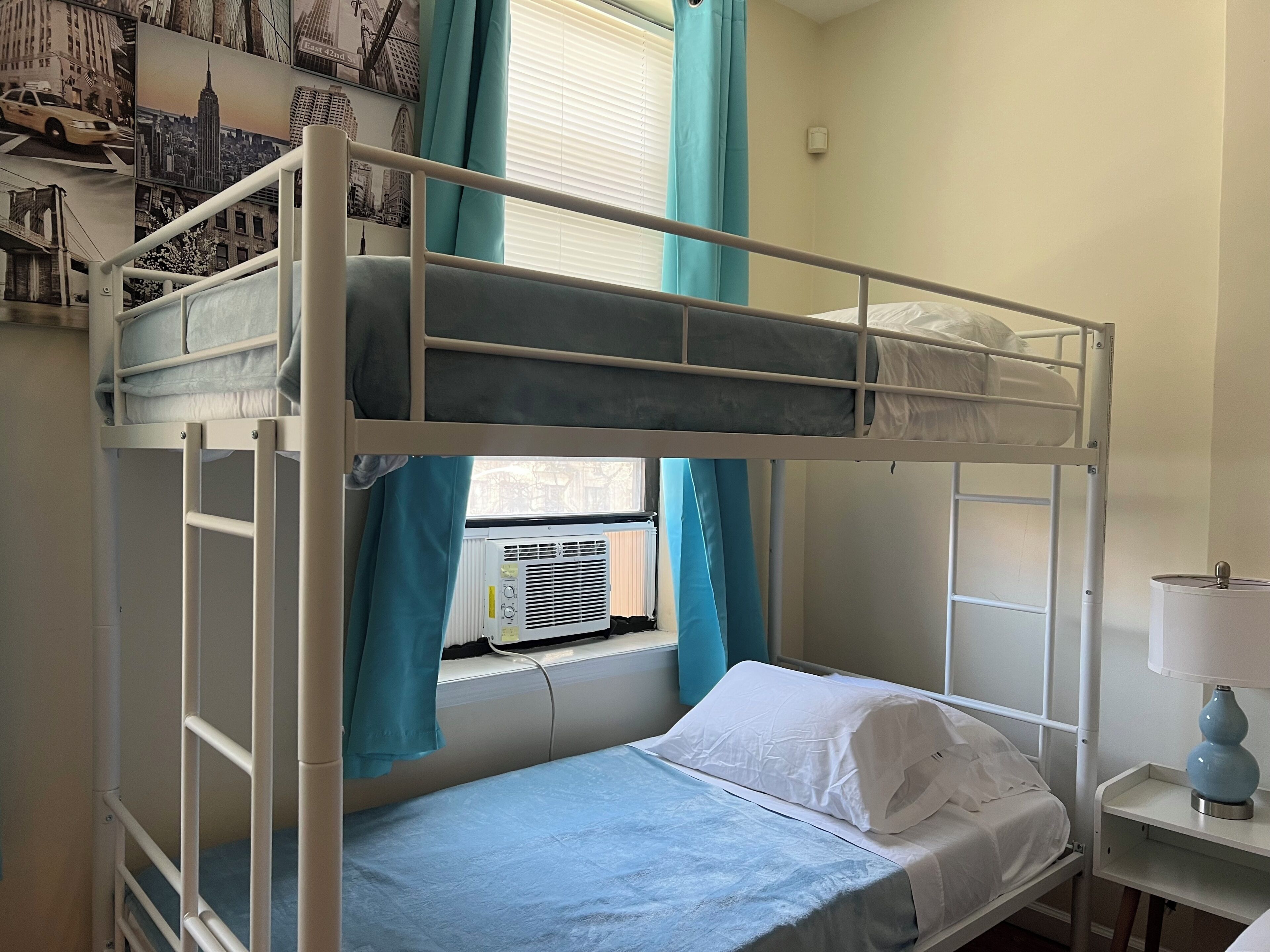 1 slaapkamer, een strijkplank/strijkijzer, reisbedje, gratis wifi