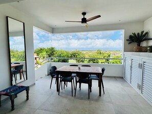 Outdoor dining - 2 bedroom apt @bluebay golf resort with pool. 5 min walk from bluebay beach (Willemstad)