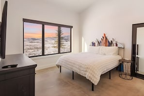 Desk, iron/ironing board, travel cot, WiFi - 15 Min from 3 Ski Resorts/Mountain Views/Sauna (Park City)