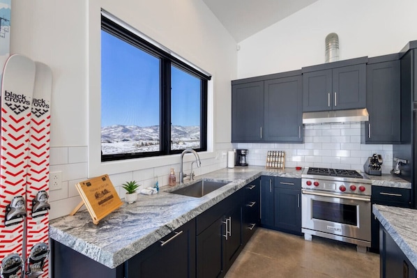 Fridge, microwave, oven, stovetop - 15 Min from 3 Ski Resorts/Mountain Views/Sauna (Park City)