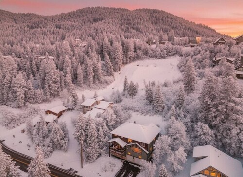 Private Swim-Spa/15 Min to 3 Ski Resorts/King Beds